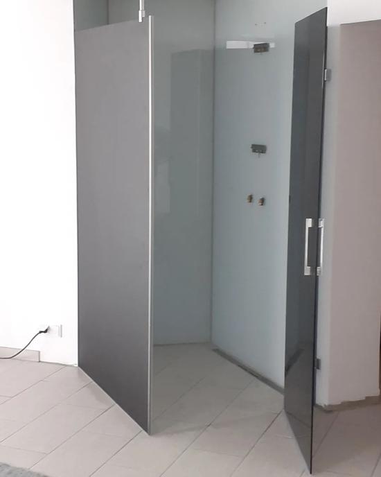 Duschkabine in Anthrazit mit geöffneter Tür